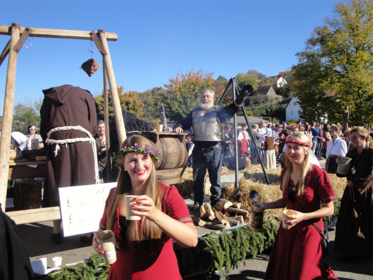 Ehrenvorsitzender als Götz beim Umzug an der Herbstmesse