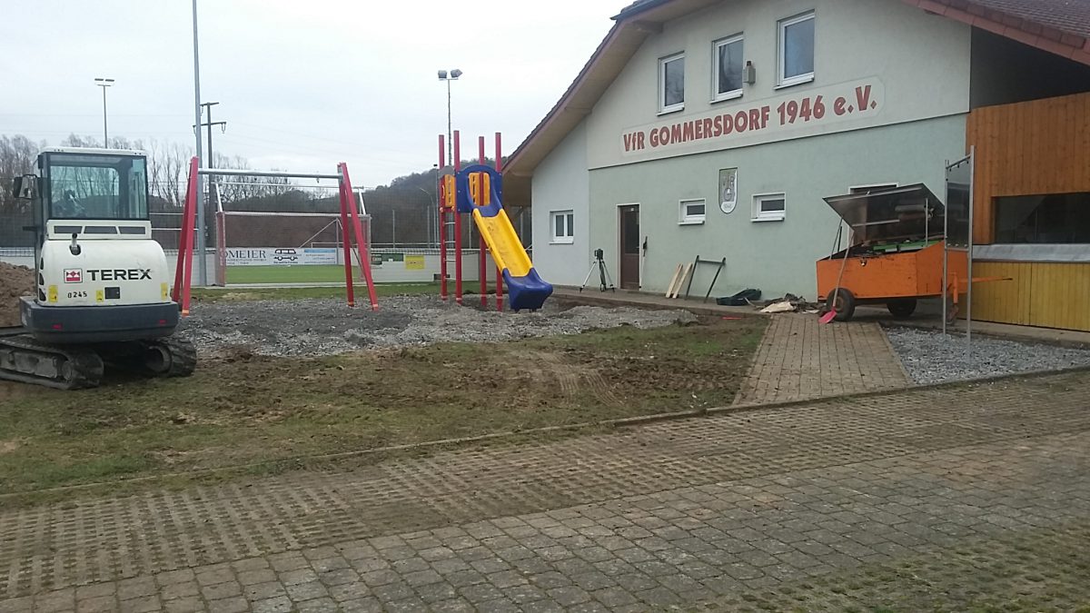 5. März: Kinderspielplatz wird gebaut